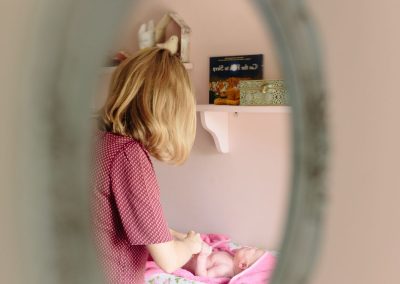 Lifestyle baby fotoreportage in Gouda - spiegeltje spiegeltje aan de wand