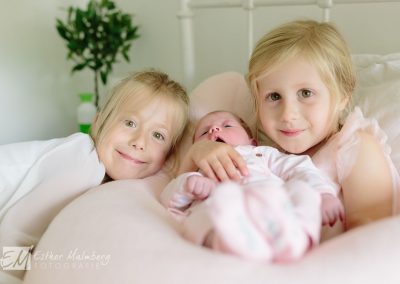 Trotse zussen Lifestyle baby fotoreportage in Gouda newbornfotografie