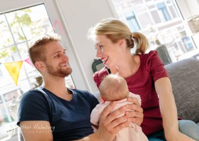 Blije jonge ouders Lifestyle baby fotoreportage in Gouda newbornfotografie