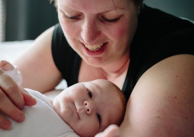 Trotse moeder en haar dochter tijdens een baby lifestyle reportage
