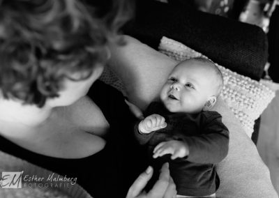 Een verliefde en blije blik van een 12 weken oude baby naar zijn trotse moeder, waardevolle babyfoto