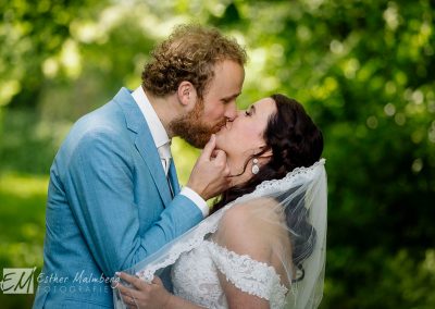 Liefdevolle trouwfotos zonder poseren bruidsfotograaf Gouda Rotterdam Utrecht